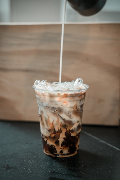 Café con leche helado en vaso de plástico