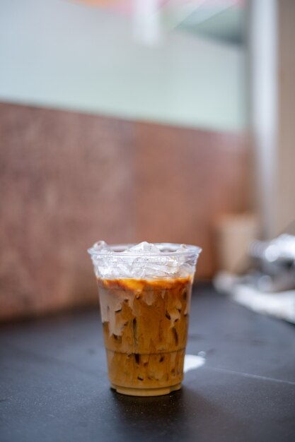 café con leche helado en vaso de plástico