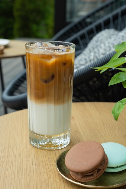 Café con leche helado en vaso sobre fondo de mesa de café Bebida de café frío fresco de verano