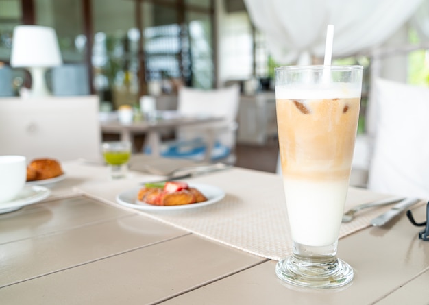 Café con leche en la mesa de café restaurante