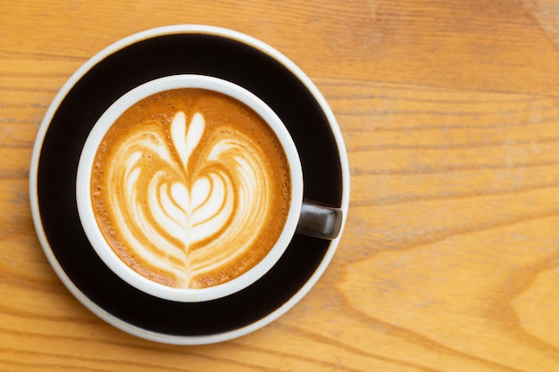 Café con leche en la mesa de madera