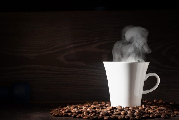 Café con leche o café en la mesa de madera en el café de la mañana