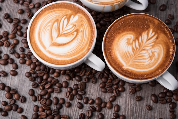 café con leche o capuchino con espuma espumosa, vista superior de la taza de café sobre la mesa en el café