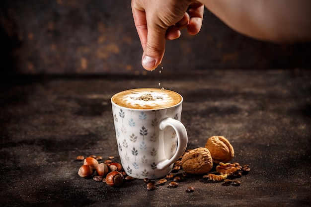 Café con leche con sabor a avellana y nuez