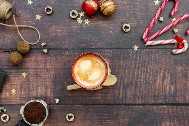 Café con leche sobre fondo de madera con hermosa decoración navideña