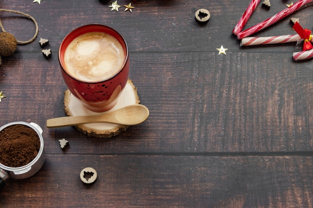 Café con leche sobre fondo de madera con hermosa decoración navideña