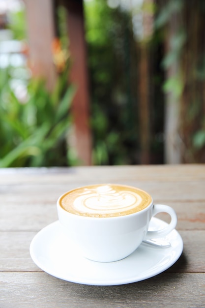 Café con leche sobre fondo de madera