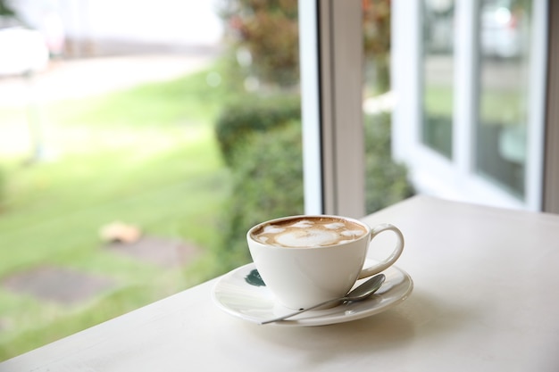 Café con leche sobre fondo de madera