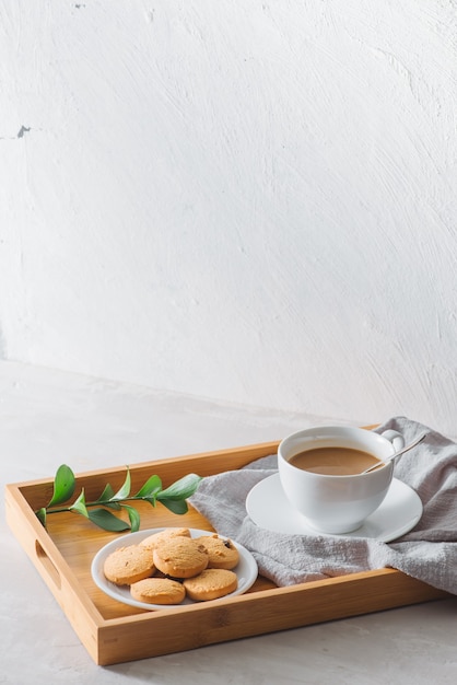 café con leche en taza blanca y sabrosas galletas