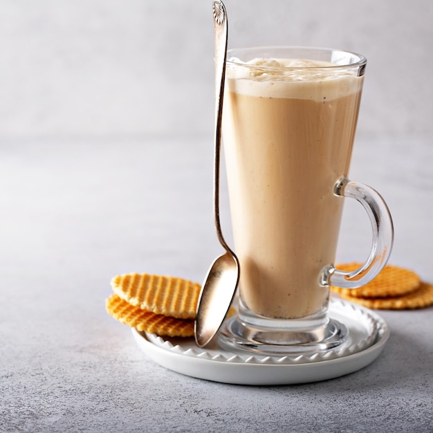 Café con leche de vainilla en un vaso alto