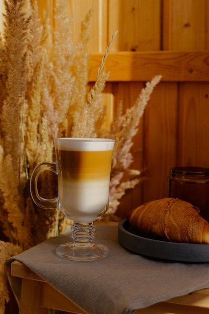 café con leche en un vaso, composición de otoño