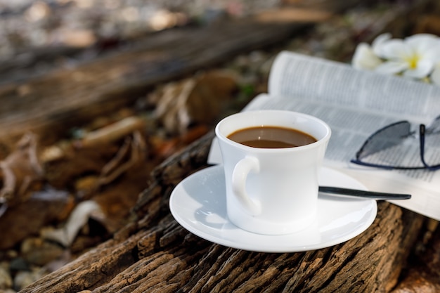 Café con lectura en la playa de vacaciones