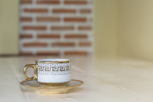 Café y libro calientes sobre la mesa de madera con fondo de color, concepto