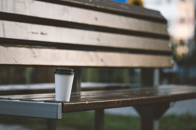 café para llevar en el banco