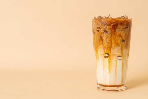 café macchiato de caramelo helado en vaso