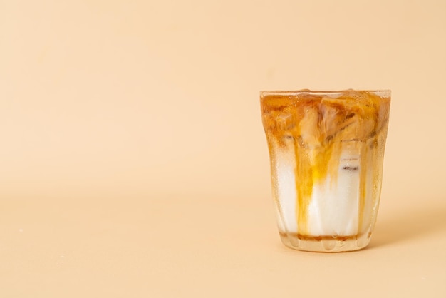 Café macchiato de caramelo gelado em vidro
