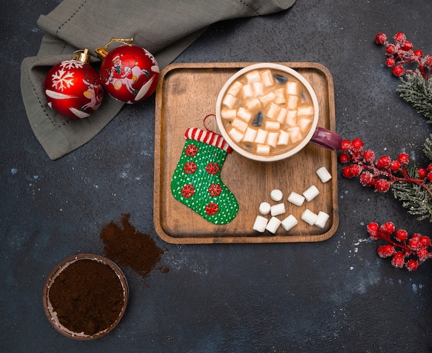 café con malvaviscos en la mesa de navidad