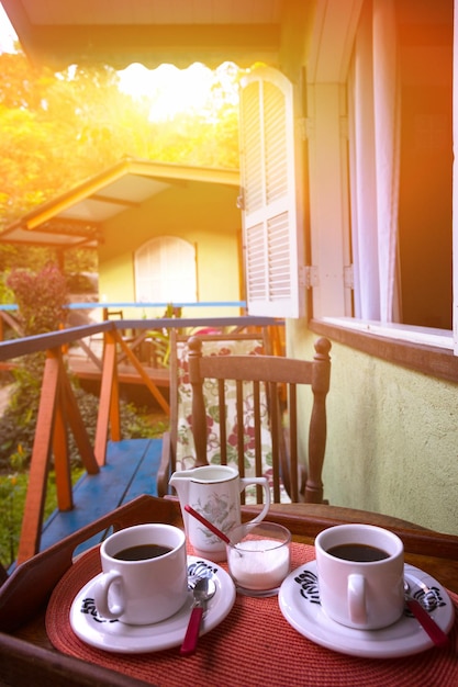 Café de la mañana en un bungalow tropical