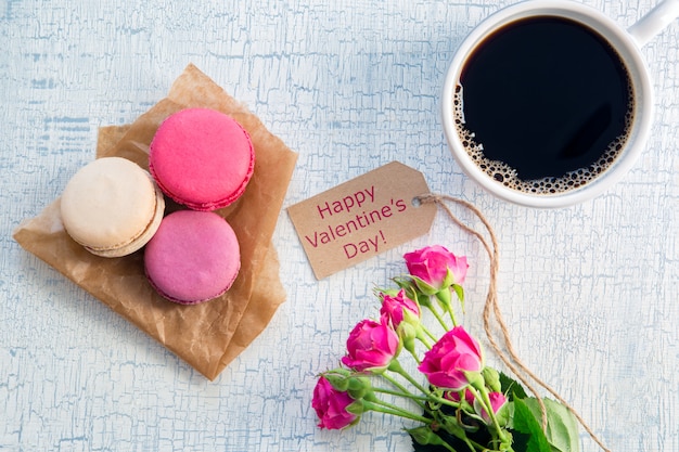 Café de la mañana, flores y macarrones