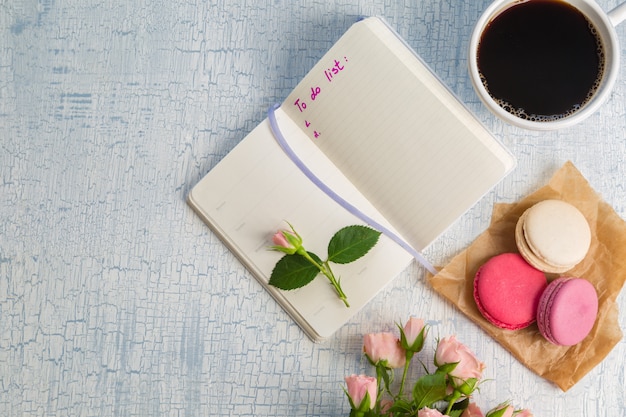 Foto café de la mañana y flores.