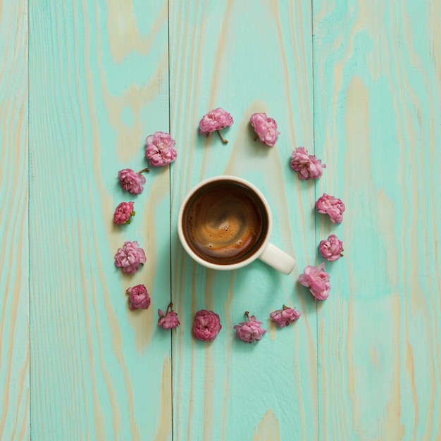 Café de la mañana laicos plana creativa en forma de flor.