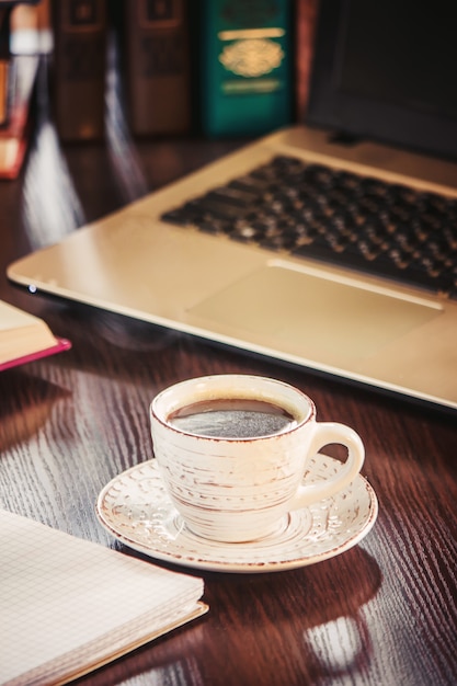 Café por la mañana en el lugar de trabajo. con un libro o laptop. enfoque selectivo