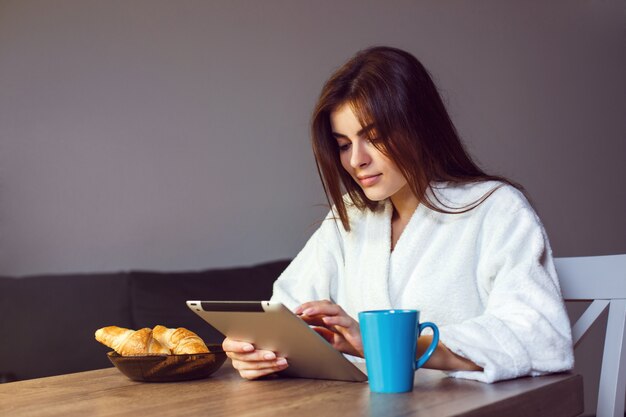 Café de la mañana con Tablet PC