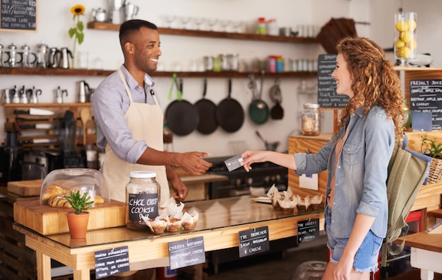 Foto el café más cool de la ciudad toma de dos personas en un café