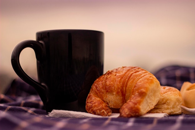 Café matutino con leche, desayuno, luz del día, taza de café, buenos días,