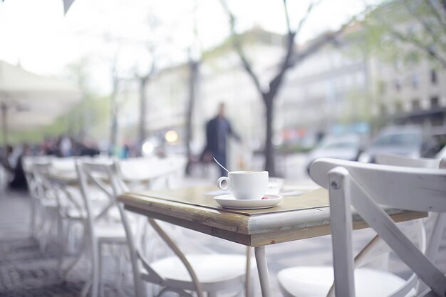 Café / mesa al aire libre y sirve en un café al aire libre en París, Francia, comida de verano al aire libre