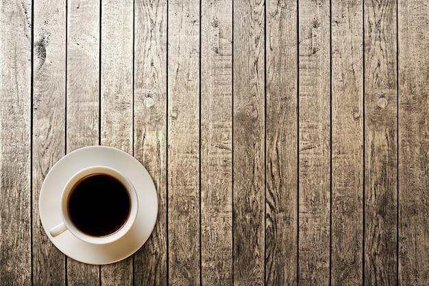 Café en la mesa de madera