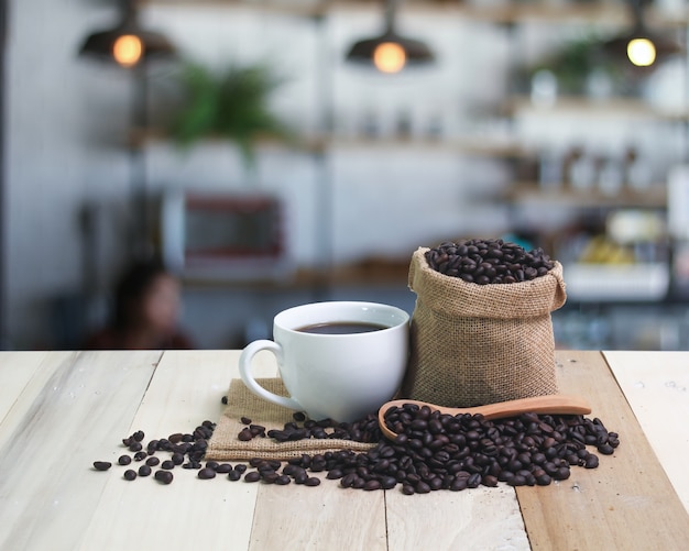 café en la mesa de madera