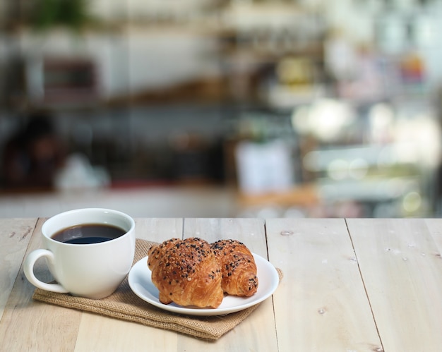 café en la mesa de madera