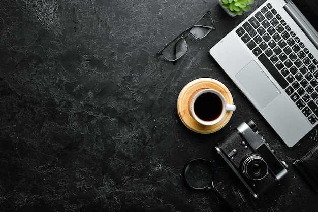 Café en la mesa negra de Office con accesorios Vista superior Espacio libre para su texto Lay Flat