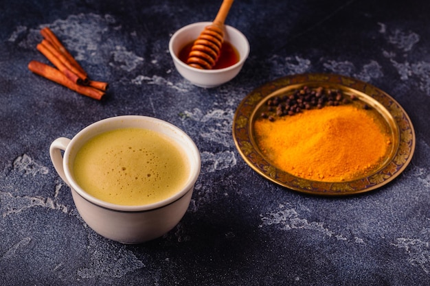 Café con miel de cúrcuma y canela