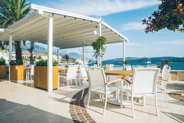 Café mit schöner Aussicht auf die blauen Meerwasserberge im Hintergrund