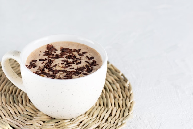 Café moccacino com chocolate e leite de coco em uma caneca.