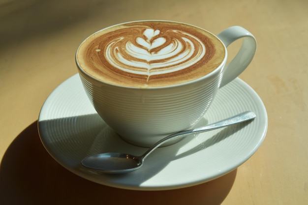 Foto café mocha quente em xícara branca