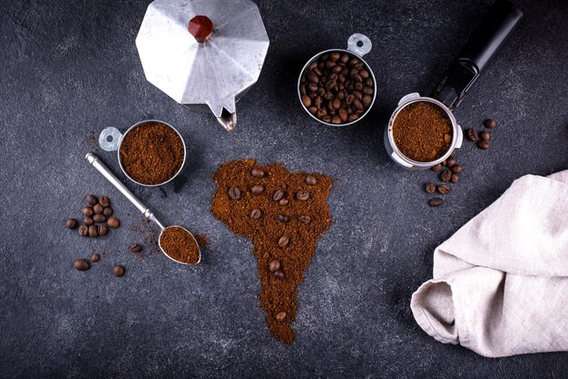 Café molido y frijoles de América del Sur