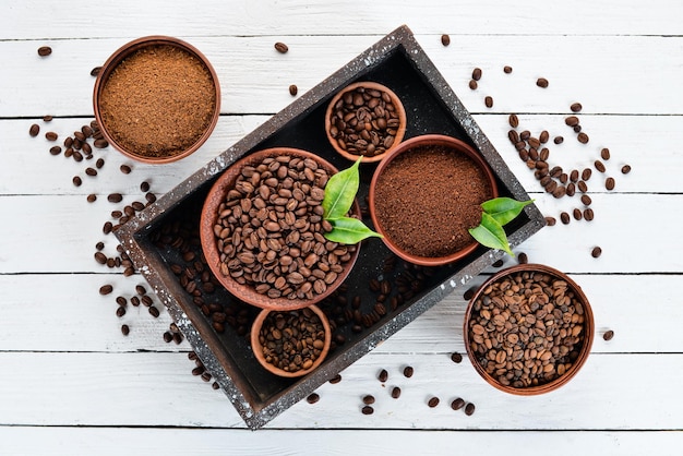 Café molido y granos de café Sobre un fondo blanco de madera Vista superior Espacio libre para su texto