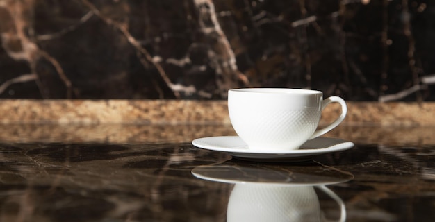 Café na bancada da cozinha em casa