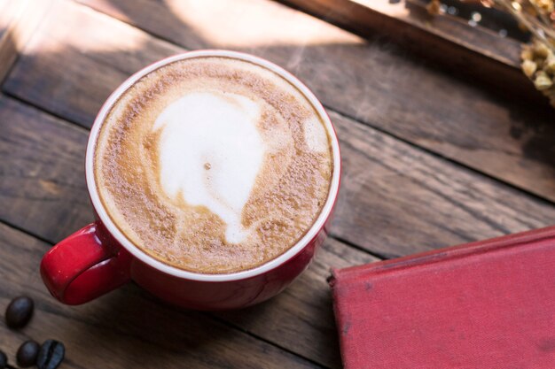 Café na bandeja de madeira com luz da manhã quente perto da janela