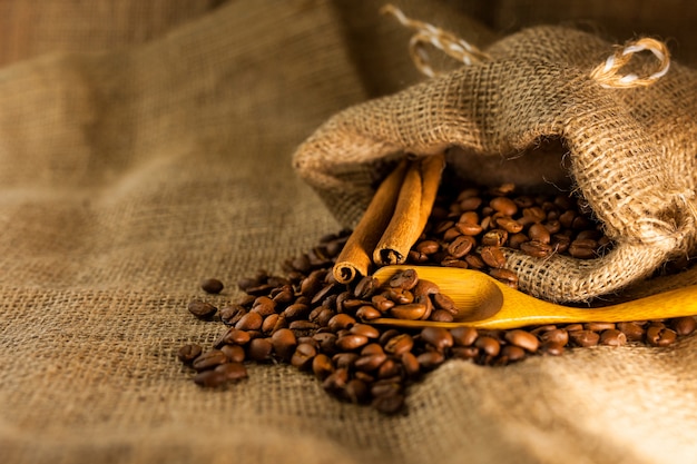 Café na colher de pau em um tecido com estopa de textura