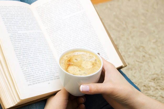 Café na mão feminina