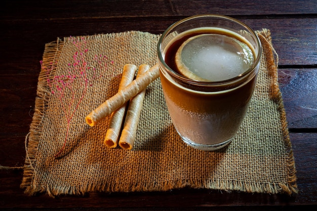 Café na mesa de madeira vintage