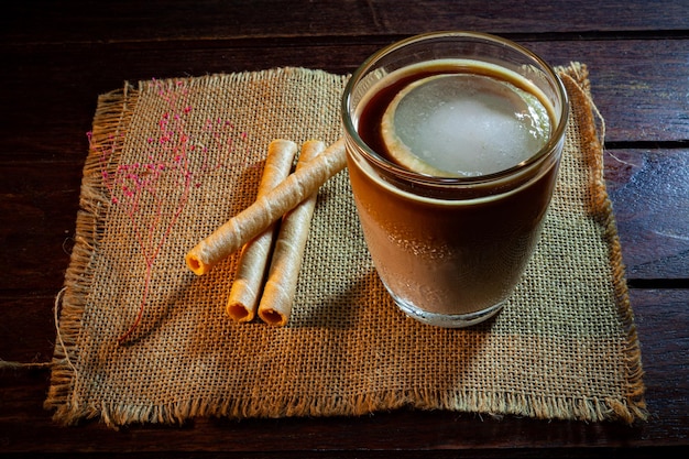 Café na mesa de madeira vintage