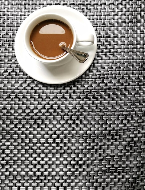 café na mesa de madeira