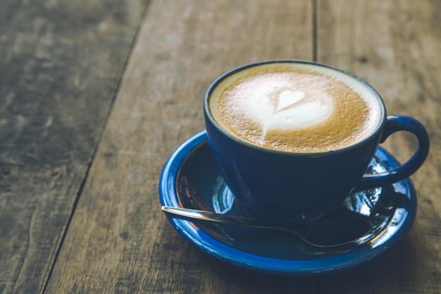 Café na mesa de madeira