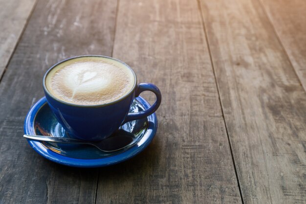 Café na mesa de madeira