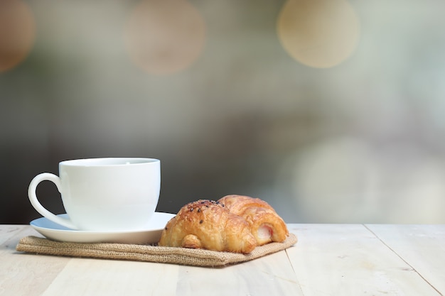 Café na mesa de madeira